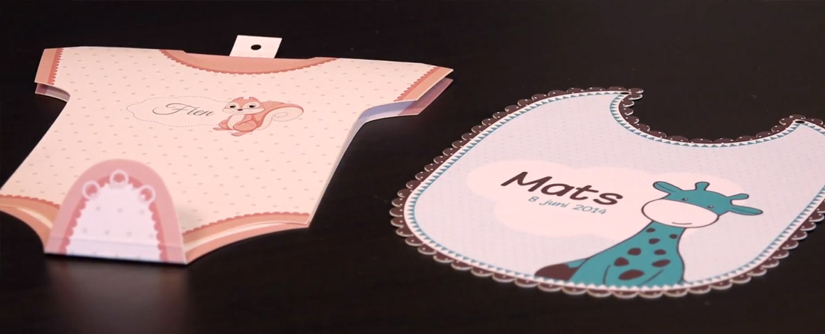 Gedrukte geboortekaartjes in de vorm van een rompert of slabbetje uitgesneden.